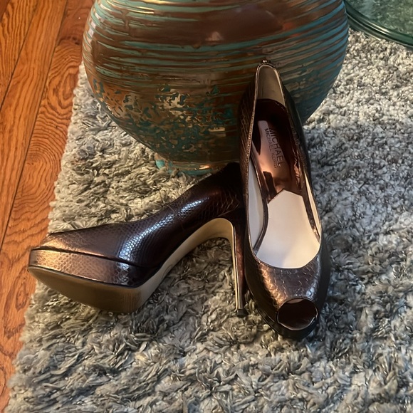 Micheal Kors heels - Picture 3 of 6